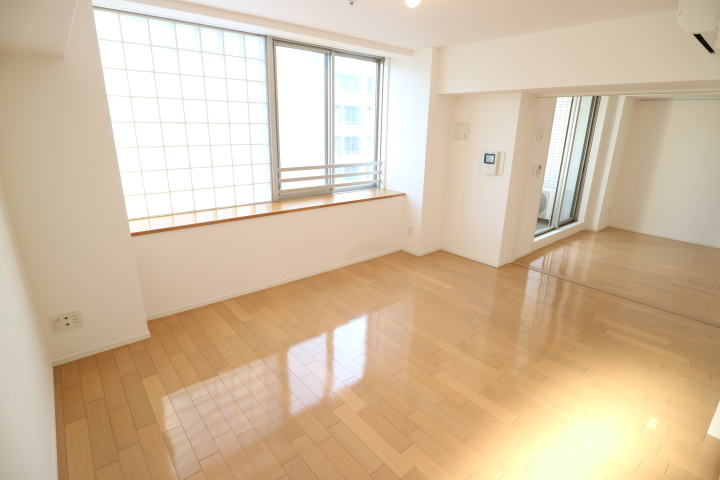 プライムアーバン四谷外苑東の内装|明るい室内です
