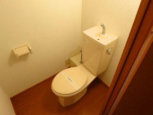 レオパレスドゥエル上用賀Ａのトイレ|落ち着いた色調のトイレです