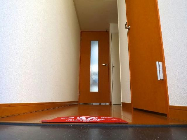 レオパレスドゥエル上用賀Ａの玄関|きれいな玄関です