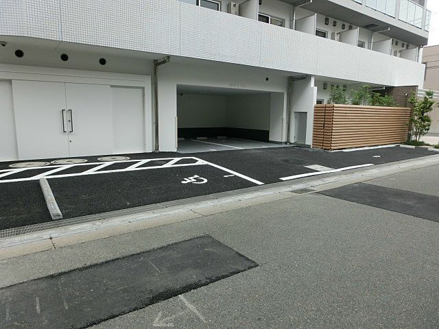プラウドフラット登戸の駐車場