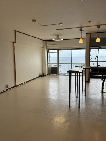 東熱海マリンハイツの居間・リビング|1LDKを1Rに変更されています。