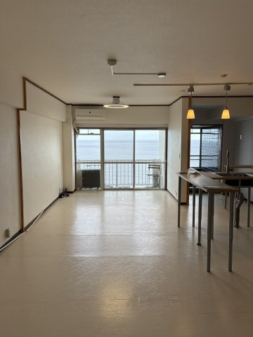東熱海マリンハイツの居間・リビング|お部屋のどの位置からでも海がご覧いただけます。