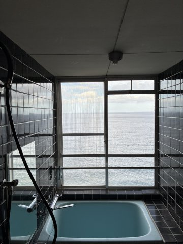 東熱海マリンハイツの浴室|お部屋の浴槽に浸かりながらでもオーシャンビューを楽しめます。