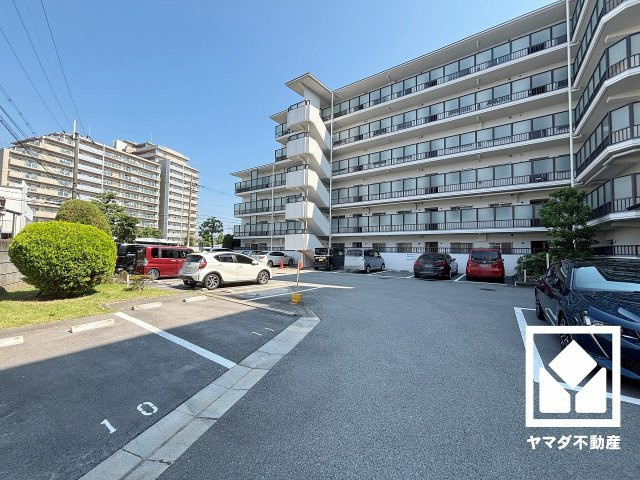 ローレルハイツ武庫之荘の駐車場|敷地内に駐車場を設置（月額12000円）。出し入れがしやすい平面式で、日々のお車の利用にも便利です。空き状況等の詳細は弊社スタッフまでお気軽にお問い合わせください。