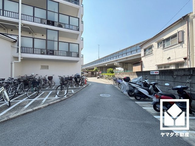 ローレルハイツ武庫之荘の駐輪場|敷地内に駐輪場・バイク置き場を設置（駐輪場：月額100円、バイク置き場：月額200円、シール代300円別途要）。平置きなので、自転車もさまざまなタイプのものを置きやすい仕様です。
