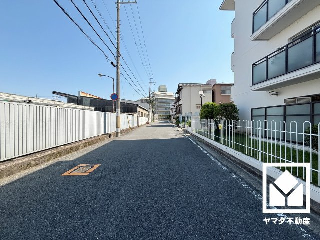 ローレルハイツ武庫之荘の周辺|阪神バス「武庫営業所」停まで徒歩4分（約260m）。始発停留所のため座席に座りやすく、快適な移動が可能。日中の移動や週末のお出かけなど、ライフシーンに応じたスムーズな移動を叶える、ゆとりある住環境です