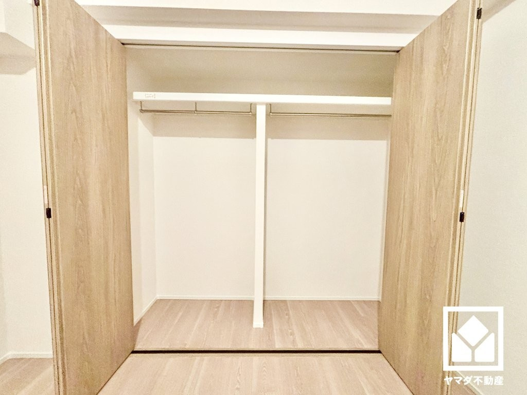 ローレルハイツ武庫之荘の収納|約5.1帖の洋室のクローゼットです。幅や奥行きが広めに取られており、収納力があります。お洋服はもちろん、スーツケースなどの大物もしっかり収納できます。