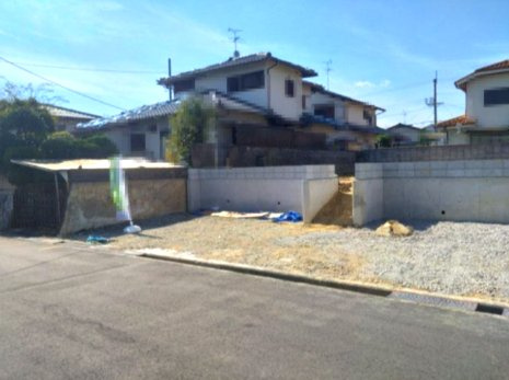 【前面道路含む現地写真】 | LIGNAGE NEX-G大阪狭山市大野台4丁目01期　2号棟 | 徒歩3分の場所にあるバス停から金剛駅へアクセス可能。雨の日や荷物の多い日にも便利！(2026年10月17日撮影)