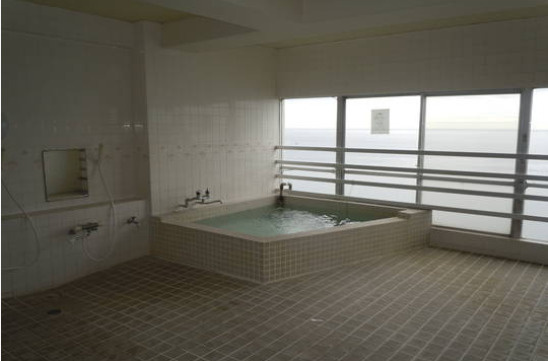 東熱海マリンハイツA棟のその他共用部分|大浴場は温泉ではありませんかこちらも海を眺めながらゆったりとお風呂に浸かれます。
