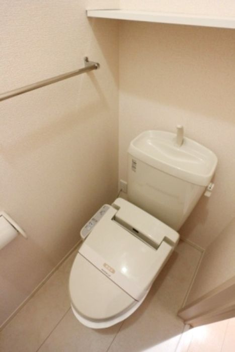アマセネルA棟のトイレ|落ち着いた色調のトイレです