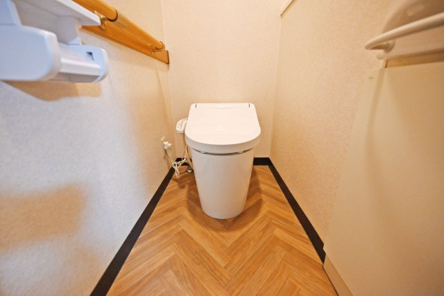 ライオンズマンション北梅田のトイレ|ウォシュレット付きトイレは、毎日快適にお使いいただける嬉しい設備。清潔感のある空間で気持ちよく利用でき、日々の暮らしに便利さと快適さをプラスしてくれます。お手入れもしやすく、清潔に保ちやすいのも魅力で