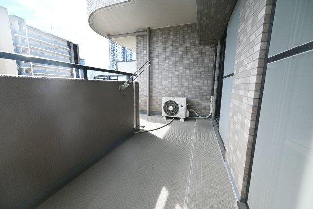 ライオンズマンション北梅田のバルコニー|南向きバルコニーは、明るい陽光が差し込む開放的な空間。お洗濯物やお布団も干しやすく、日々の家事にも便利です。明るい日差しを感じながら、心地よい時間を過ごせるのも魅力です。