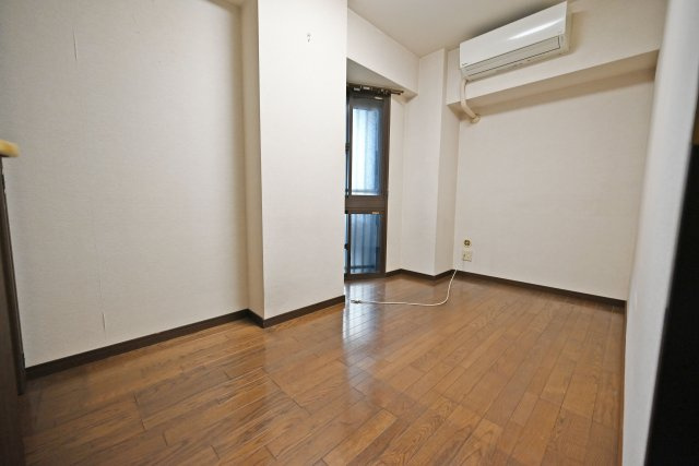ライオンズマンション北梅田の洋室|5帖の洋室は、子供部屋や書斎、趣味のお部屋など多目的に活用できる空間です。ベッドやデスクを配置して、自分好みのお部屋づくりを楽しめます。ライフスタイルに合わせて柔軟に使えるのも魅力です。