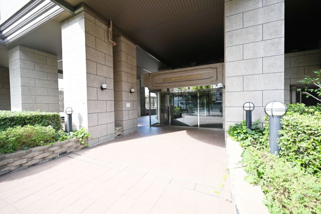 ライオンズマンション北梅田のエントランス|マンションの顔となるエントランスは、住まう方や訪れる方を迎える大切な空間。毎日の帰宅時にも心地よさを感じられ、住まい全体の印象を高めてくれます。来客時にも気持ちよくお迎えできるのが魅力です。
