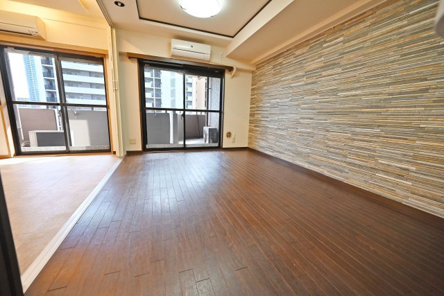 ライオンズマンション北梅田のダイニング|南向きの明るいリビングは、心地よい陽光が差し込む家族のくつろぎ空間。日中も明るく開放的な雰囲気の中で、家族団らんの時間をゆったりとお過ごしいただけます。