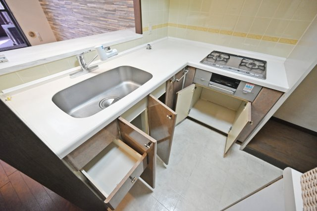 ライオンズマンション北梅田のキッチン|収納スペースが豊富なキッチンは、調理器具や食器、食材などをすっきり整理できるのが魅力。必要なものを取り出しやすく、キッチン周りをきれいに保ちやすいため、毎日の料理も快適に楽しめます。