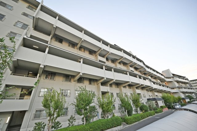 公社山田西第二次団地A-8の外観|2026年4月にリフォーム済みのきれいな住空間で、新生活をスムーズにスタートできます。南西向きのお部屋は、午後の光を取り込みやすいのも魅力です。