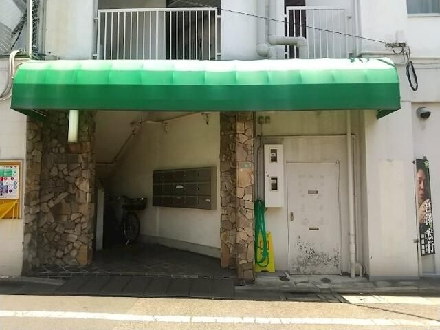 丸忠マンションのエントランス