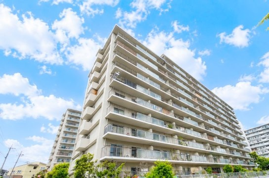寝屋川東ファミリータウン西2番館の外観|新しい生活にいかがでしょうか？外観はお住まいの顔になります。こだわりたいポイントですね。水回りリフォームやリノベーションも承ってます。
■現地見学・資金計画相談・住宅ローン相談もお問合せ受付中■