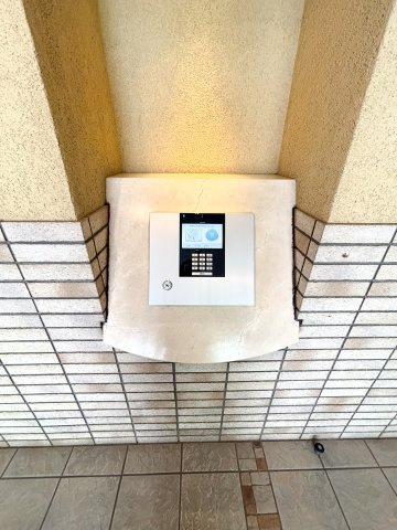 レーベンハイム亀戸アークプロットのエントランス|平成１５年築・オートロック付きマンション、レーベンハイム亀戸アークプロットは即日現地案内可能となっておりますので、お気軽にお問い合わせください！