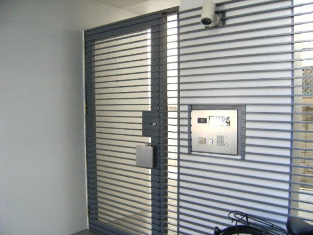 Larkspur岡町のエントランス