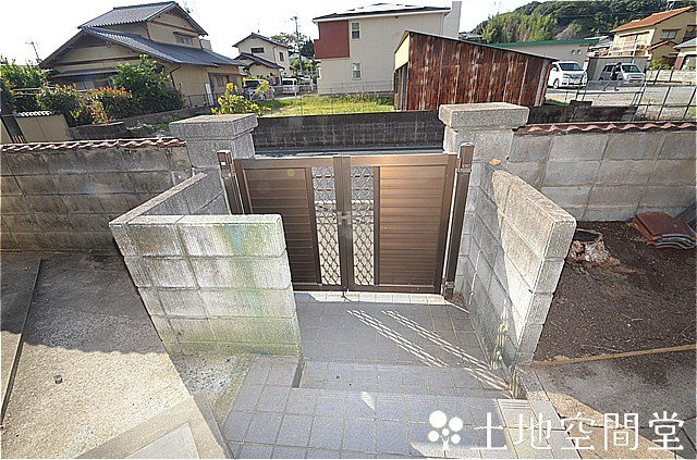 蓮華寺3丁目貸家のエントランス|門扉