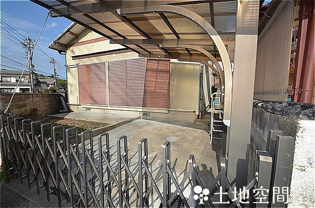蓮華寺3丁目貸家の駐車場|軽自動車若しくはコンパクトカーに限ります。現地要確認されて下さい。