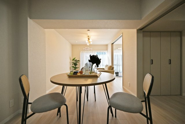 新森小路コーポのダイニング|12.6帖のLDKは、家族でゆったりとくつろげる快適な空間。ダイニングやリビングの家具を配置しやすく、食事や団らんなど、家族との時間を心地よくお楽しみいただけます。