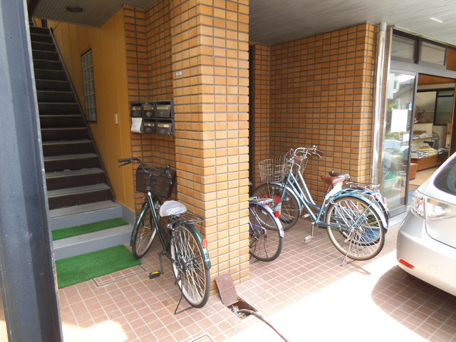 グレースタナカのロビー|自転車も置けるエントランス！