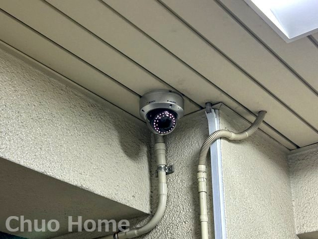 サンハイツ三筋の防犯設備|【防犯カメラ】何かあった時の大事な証拠になることももちろんなりますが、防犯というくらいですので大事なのは防犯カメラがあることによって抑止力につながることですよね。