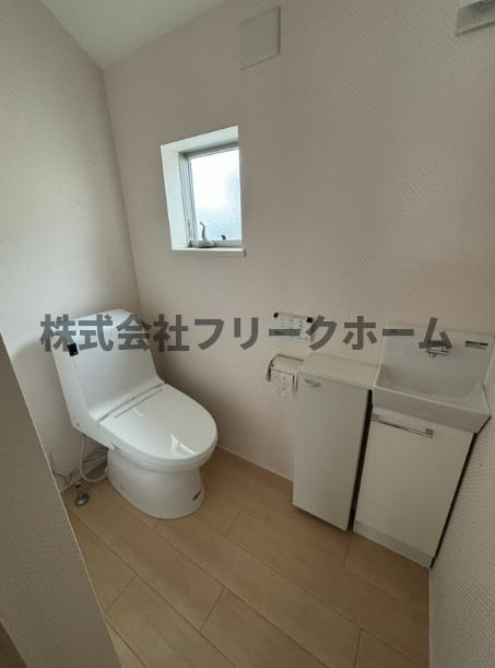 朝日町貸家のトイレ