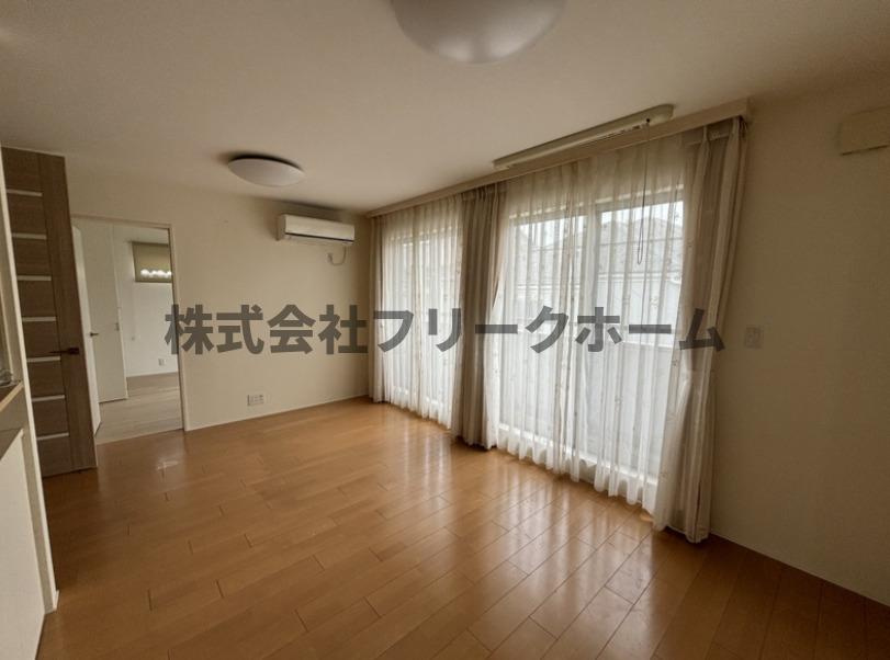 朝日町貸家の居間・リビング