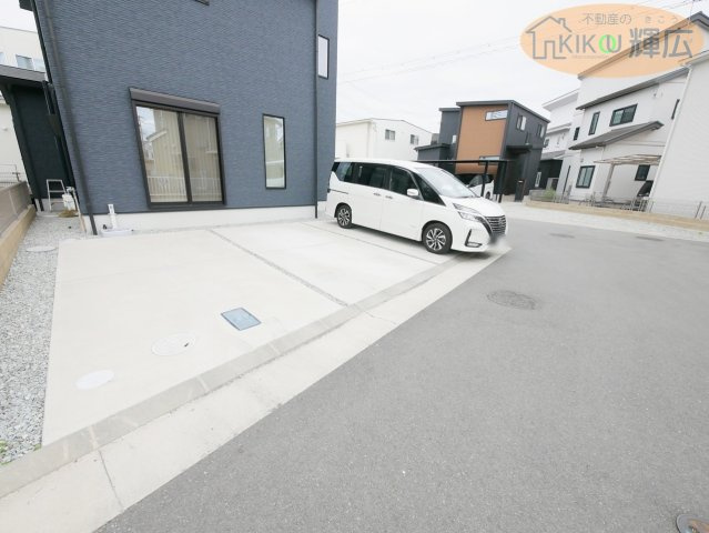 加古川市平岡町高畑　中古戸建の駐車場