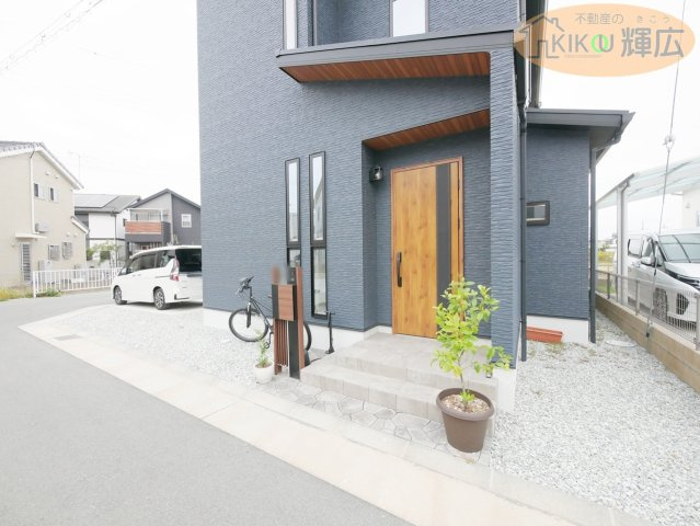 加古川市平岡町高畑　中古戸建の玄関