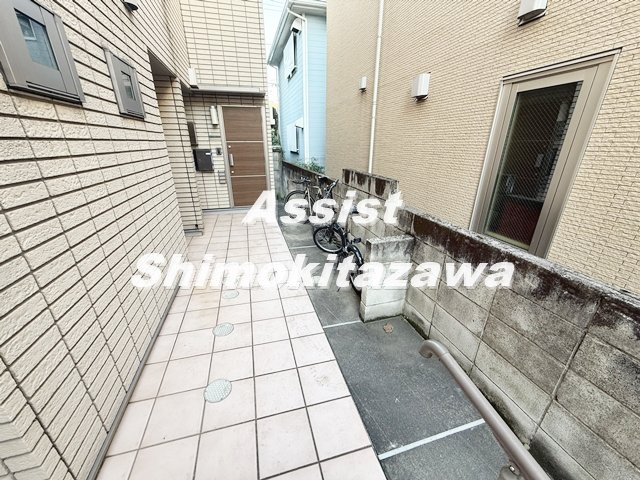 メゾンド豪徳寺のエントランス
