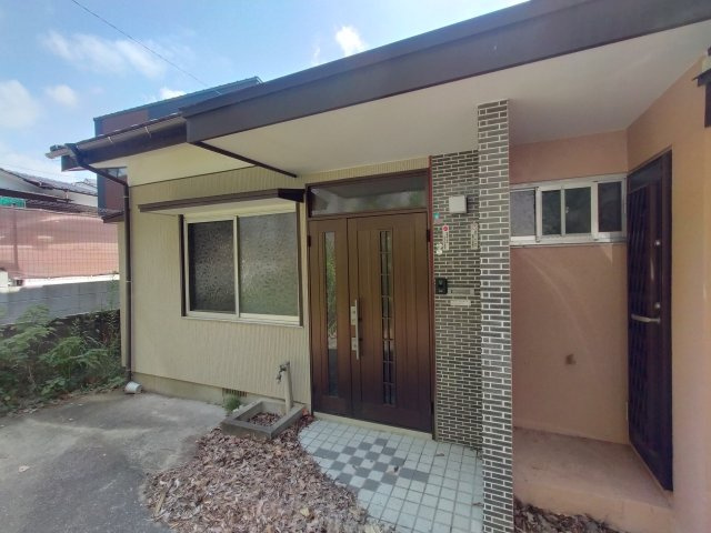 100坪超の広々敷地！平屋戸建ての玄関