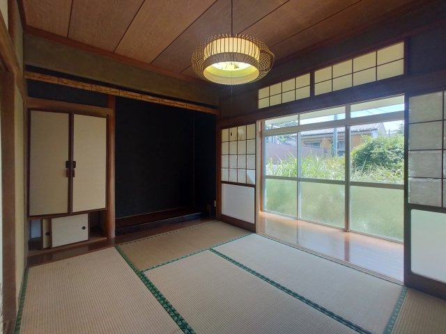 100坪超の広々敷地！平屋戸建ての和室