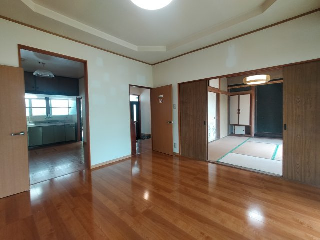100坪超の広々敷地！平屋戸建ての居間・リビング