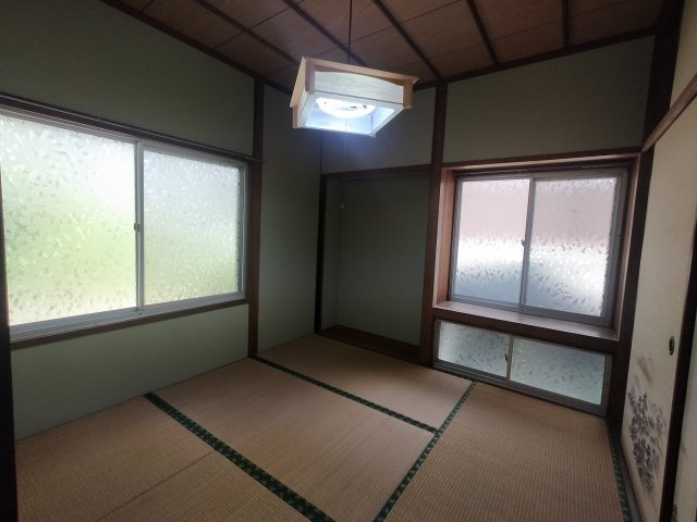 100坪超の広々敷地！平屋戸建ての和室