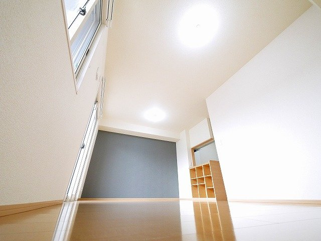 グランディール（青野町）の居間・リビング|こちらのリビングで趣味の時間をお楽しみください