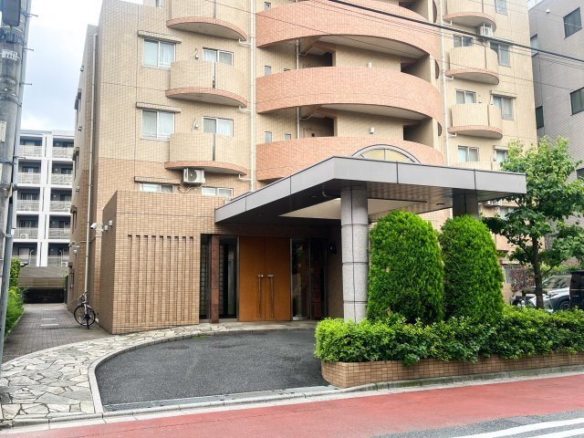 ヴェルビュ経堂のエントランス|ペット飼育可能！平成１３年築・宅配ボックス付きマンション、ヴェルビュ経堂は即日現地案内可能となっておりますので、お気軽にお問い合わせください！