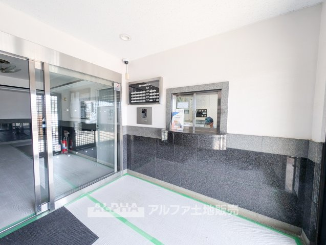 ライオンズガーデン東村山のエントランス|【Welcome Entrance】◆住まいを迎えるエントランス◆毎日の外出や帰宅時に利用する共用空間。オートロックを備え、住まう方の暮らしに安心感を添えます。
