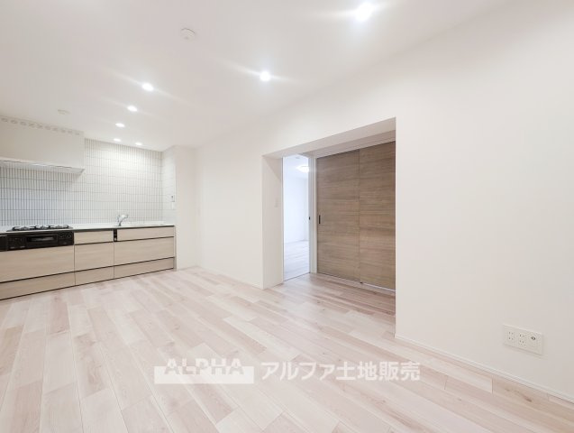 青梅サニーハイツ みの居間・リビング|【Relaxing Time】◆くつろぎの住空間◆ソファやダイニングテーブルなど、お好みの家具を組み合わせて、自分らしい暮らしを楽しめるリビングです。