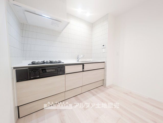青梅サニーハイツ みのキッチン|【Modern Kitchen】◆新規交換のシステムキッチン◆清潔感のある設備とすっきりとしたデザインが魅力。毎日の料理や後片付けを気持ちよく行えるキッチンです。