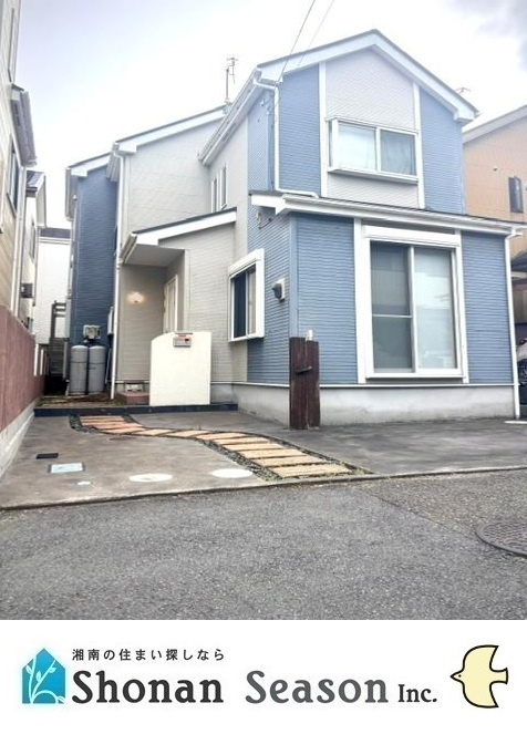平塚市徳延3丁目　中古戸建　40.17坪の外観|スーパー（徒歩3分）ドラッグストア（徒歩4分）とお買い物にも便利な立地です◎
屋外活動も楽しめるウッドデッキ付き！