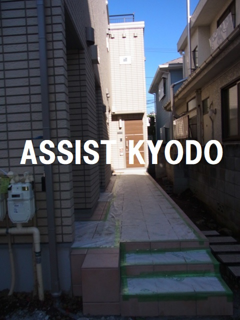 メゾンド豪徳寺のエントランス