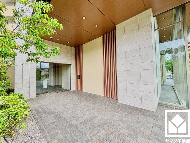 ルネ西宮仁川のエントランス|広々とした明るいエントランス。定期的な清掃・管理体制が整っており、帰宅時や来客時にも気持ちの良い空間です。