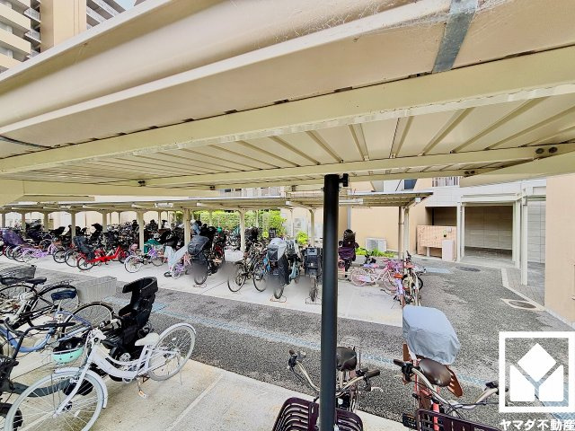 ルネ西宮仁川の駐輪場|屋根付き駐輪場なので、雨や風、直射日光から自転車を守ることができます。バイク置き場もございます。