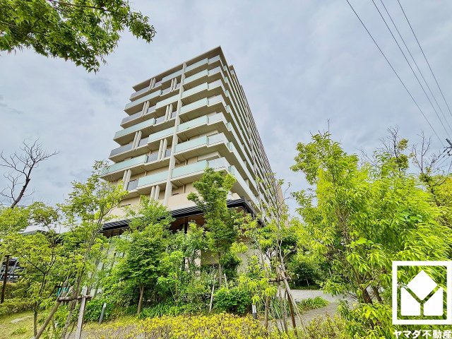 ルネ西宮仁川の外観|敷地内は木々が多く植えられていて、四季の移り変わりが感じられる緑豊かな景観です。落ち着いた雰囲気の中でゆとりある毎日をお過ごしいただけます。
