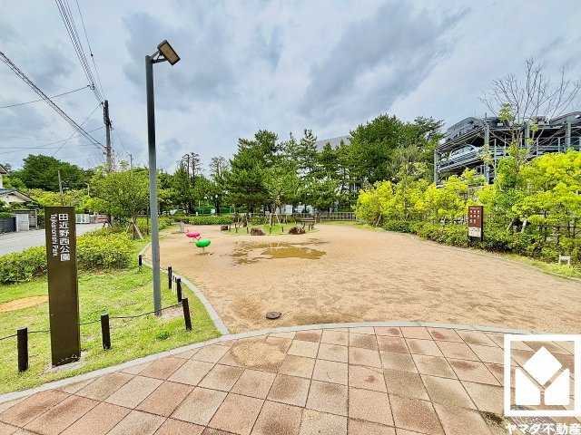 ルネ西宮仁川の周辺|ちょっとした外遊びや休憩にぴったりの「田近野西公園」が敷地北側に隣接しています。コンパクトな園内は親の目が届きやすく、子供を安心して遊ばせることができる環境で、子育て世帯の方にもお勧めです。